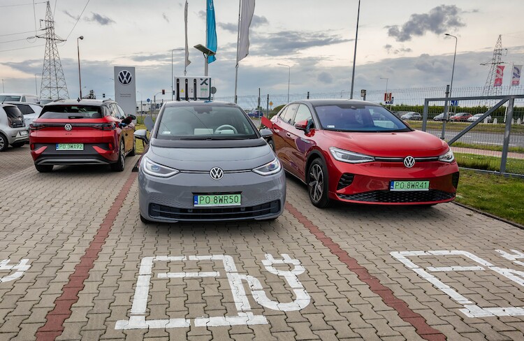 Dealerzy Volkswagena udostępniają punkty ładowania dla samochodów elektrycznych