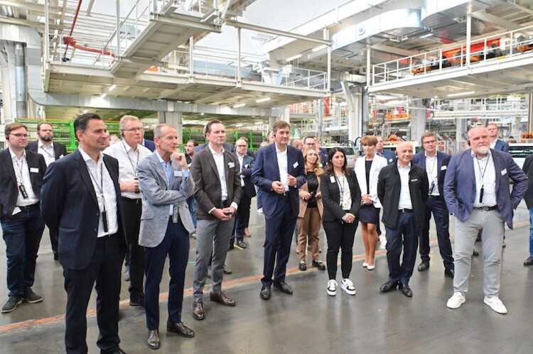 Sympozjum Volkswagen Samochody Dostawcze w zakładzie w Hanowerze: marka inwestuje 21 mln euro w podnoszenie kwalifikacji pracowników