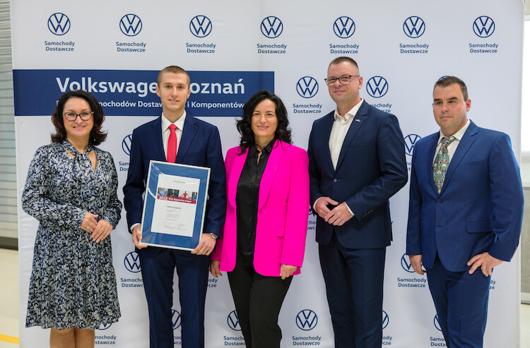 Absolwenci klas patronackich z umowami o pracę w Volkswagen Poznań 