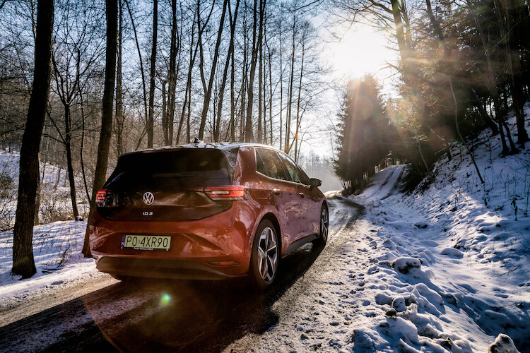 Zasięg samochodów elektrycznych zimą: jak zminimalizować jego spadek?