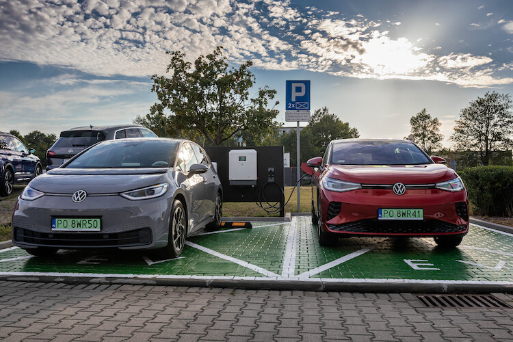 Polacy chcą większego zasięgu aut elektrycznych i rozwoju infrastruktury ładowania – wynika z raportu Volkswagena i InsightOut Lab