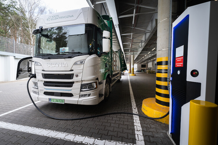 Pierwszy w pełni elektryczny pojazd ciężarowy Scania obsługujący dostawy części dla Volkswagen Poznań