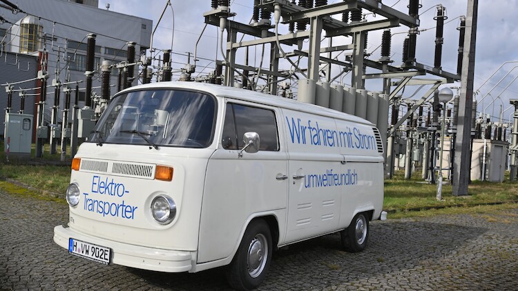 Volkswagen T1 Raupenfuchs i Volkswagen T2 Elektro - dwa unikalne samochody na VW Bus Festival 2023