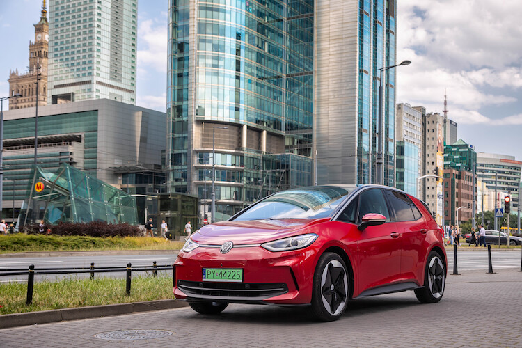 Grupa Volkswagen zwiększyła prawie o połowę dostawy pojazdów elektrycznych w pierwszym półroczu