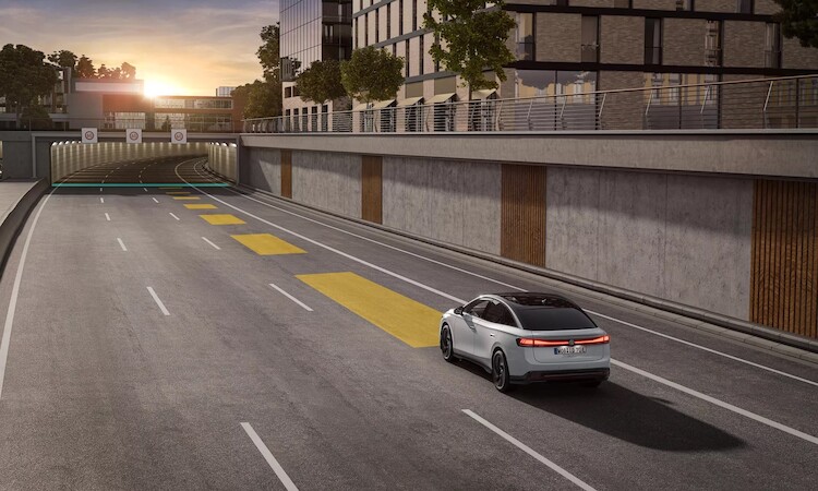 Systemy wspomagające kierowcę w Volkswagenie ID.7 zwiększają komfort i bezpieczeństwo 