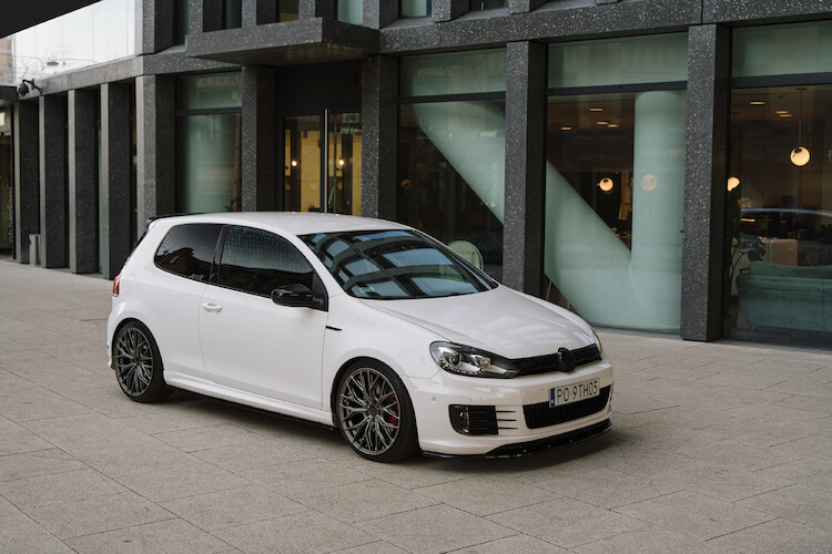 Volkswagen Golf VI – bogate wyposażenie standardowe i wysoki poziom bezpieczeństwa