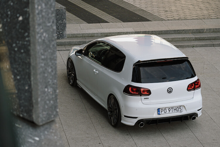 Volkswagen Golf VI – bogate wyposażenie standardowe i wysoki poziom bezpieczeństwa