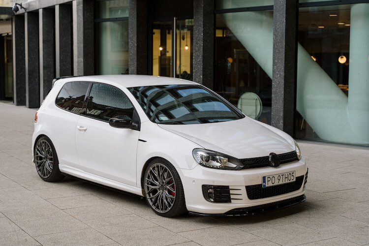 Volkswagen Golf VI – bogate wyposażenie standardowe i wysoki poziom bezpieczeństwa