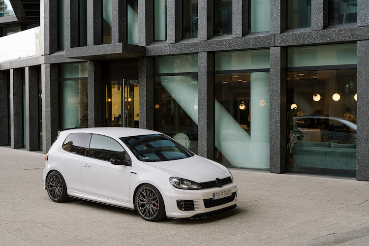 Volkswagen Golf VI – bogate wyposażenie standardowe i wysoki poziom bezpieczeństwa