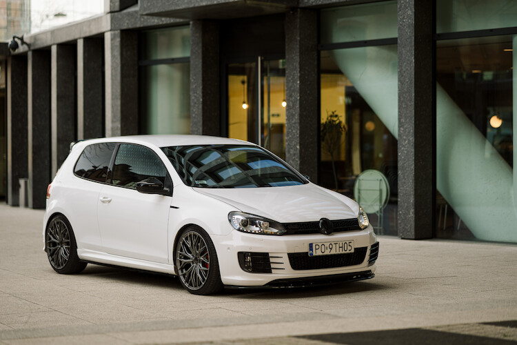 Volkswagen Golf VI – bogate wyposażenie standardowe i wysoki poziom bezpieczeństwa