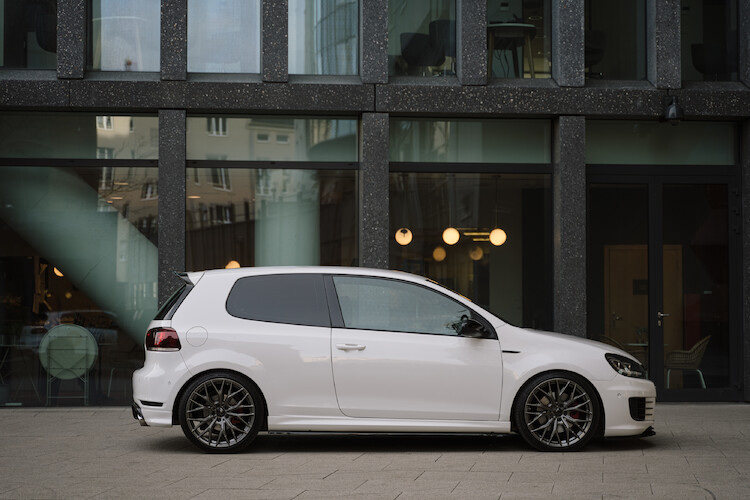 Volkswagen Golf VI – bogate wyposażenie standardowe i wysoki poziom bezpieczeństwa