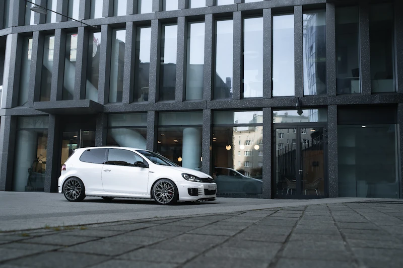 Volkswagen Golf VI – bogate wyposażenie standardowe i wysoki poziom bezpieczeństwa - 7.