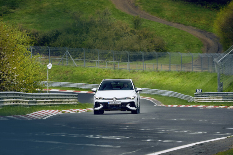 Światowa premiera podczas wyścigu 24 h: Volkswagen prezentuje nowego Golfa GTI Clubsport na Nürburgringu 