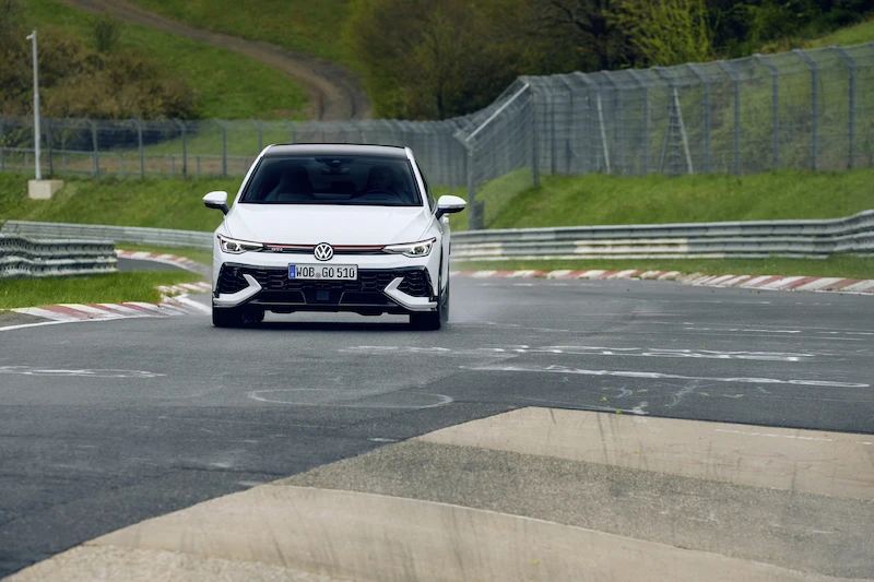 Światowa premiera podczas wyścigu 24 h: Volkswagen prezentuje nowego Golfa GTI Clubsport na Nürburgringu  - 19.