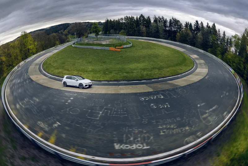 Światowa premiera podczas wyścigu 24 h: Volkswagen prezentuje nowego Golfa GTI Clubsport na Nürburgringu  - 15.