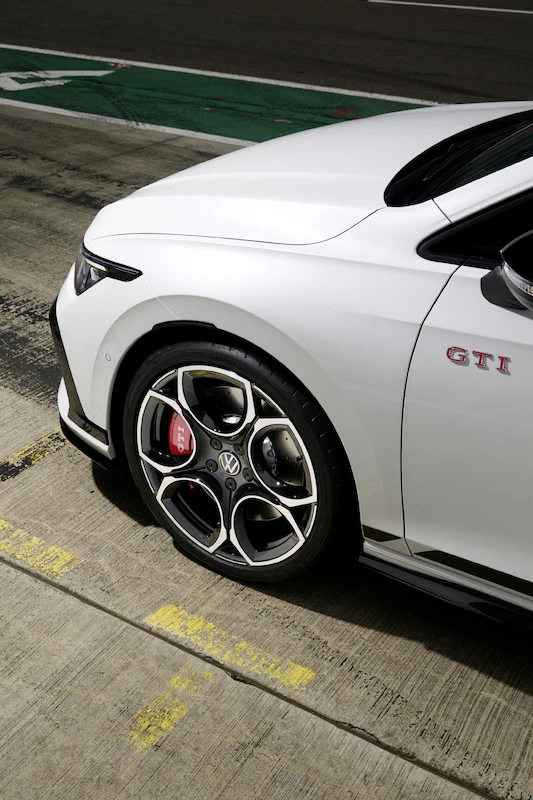 Światowa premiera podczas wyścigu 24 h: Volkswagen prezentuje nowego Golfa GTI Clubsport na Nürburgringu  - 9.