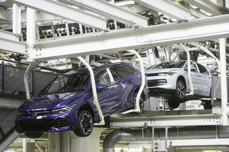 50 lat produkcji Golfa: fabryka Volkswagena w Wolfsburgu świętuje urodziny swojego bestsellera