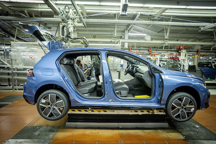 50 lat produkcji Golfa: fabryka Volkswagena w Wolfsburgu świętuje urodziny swojego bestsellera
