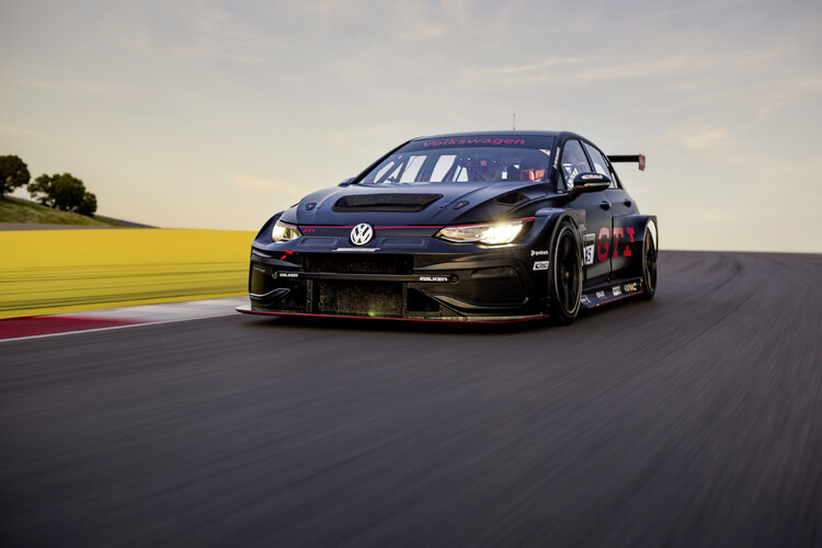 Volkswagen świętuje z fanami światową premierę GTI podczas 24-godzinnego wyścigu na torze Nürburgring