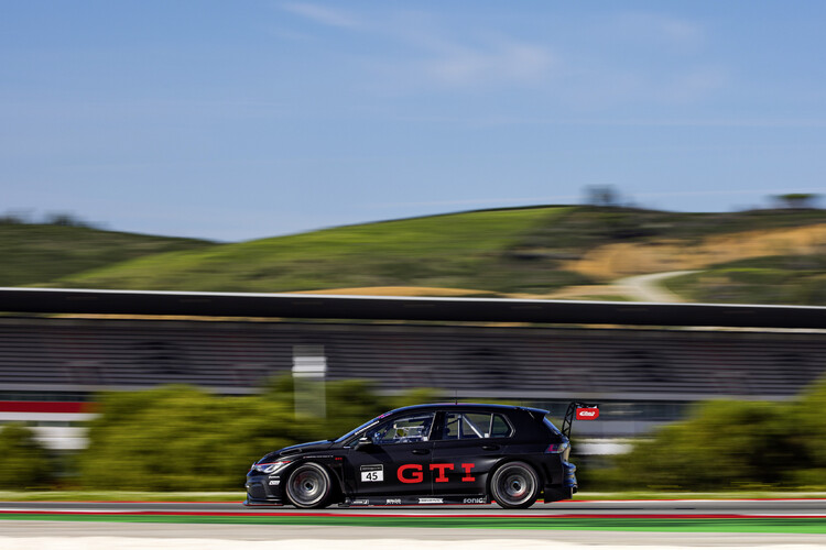 Volkswagen świętuje z fanami światową premierę GTI podczas 24-godzinnego wyścigu na torze Nürburgring
