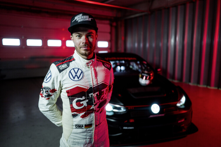 Volkswagen świętuje z fanami światową premierę GTI podczas 24-godzinnego wyścigu na torze Nürburgring