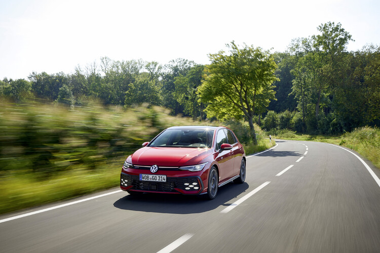 Sportowe modele Volkswagena bardziej przystępne: marka z Wolfsburga obniża ceny odmian GTI i R