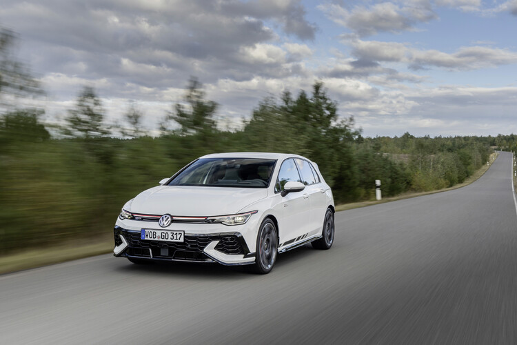 Sportowe modele Volkswagena bardziej przystępne: marka z Wolfsburga obniża ceny odmian GTI i R