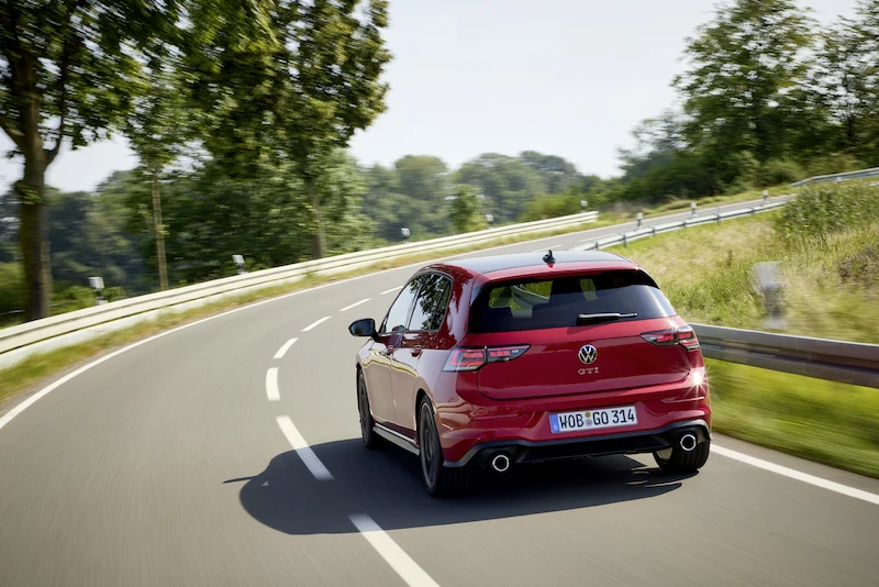 Sportowe modele Volkswagena bardziej przystępne: marka z Wolfsburga obniża ceny odmian GTI i R - 5.