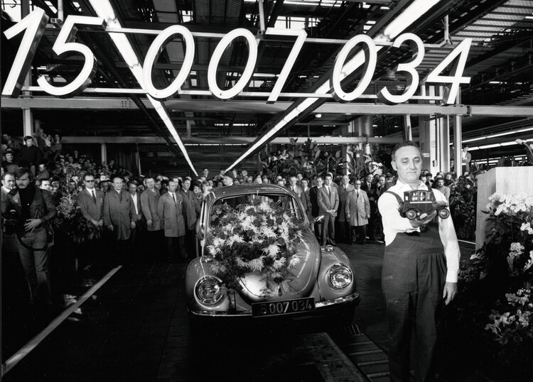 75 lat temu pierwszy egzemplarz Garbusa zjechał z taśmy z fabryki Volkswagena poza Niemcami