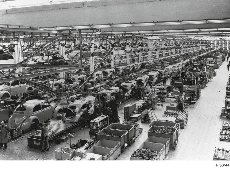 75 lat temu pierwszy egzemplarz Garbusa zjechał z taśmy z fabryki Volkswagena poza Niemcami