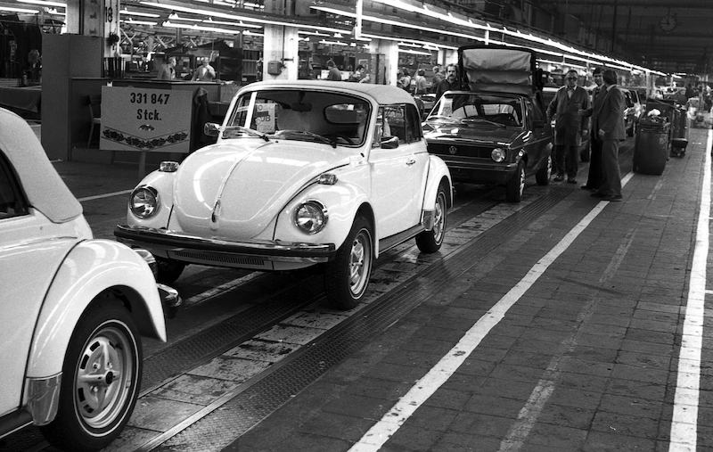 75 lat temu pierwszy egzemplarz Garbusa zjechał z taśmy z fabryki Volkswagena poza Niemcami - 16.