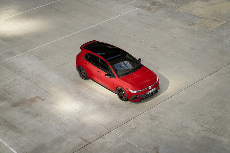 Volkswagen prezentuje Golfa GTI EDITION 50 – najmocniejszą produkowaną seryjnie wersję tego auta