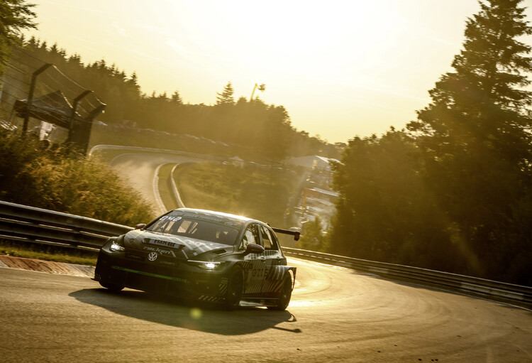 Zwycięstwo w klasie po światowej premierze: wyjątkowy weekend Golfa GTI na torze Nürburgring