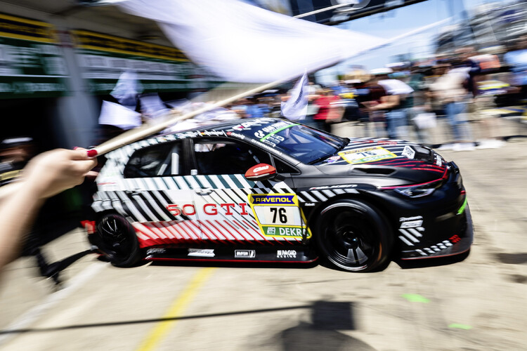Zwycięstwo w klasie po światowej premierze: wyjątkowy weekend Golfa GTI na torze Nürburgring