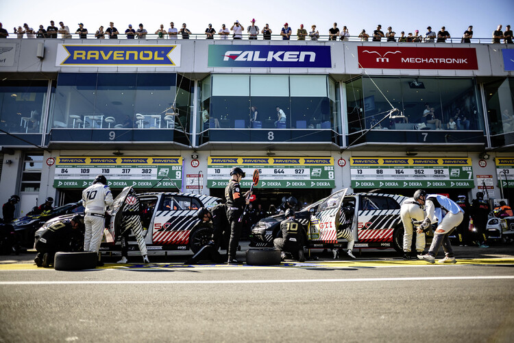 Zwycięstwo w klasie po światowej premierze: wyjątkowy weekend Golfa GTI na torze Nürburgring