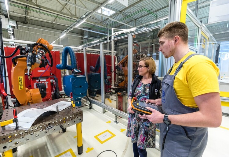 Volkswagen Poznań świętuje 20-lecie kształcenia zawodowego: inwestycja w młodych, która przynosi efekty