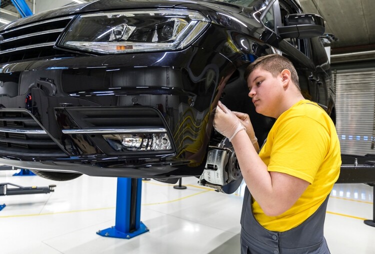 Volkswagen Poznań świętuje 20-lecie kształcenia zawodowego: inwestycja w młodych, która przynosi efekty