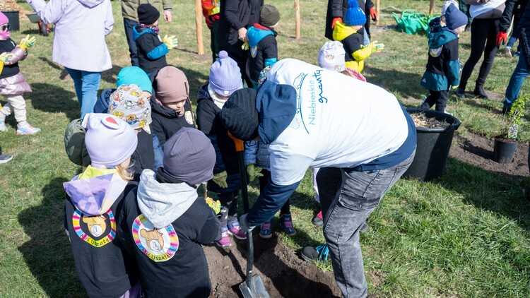 „Niebieskie granty” łączą pokolenia i zmieniają otoczenie.  