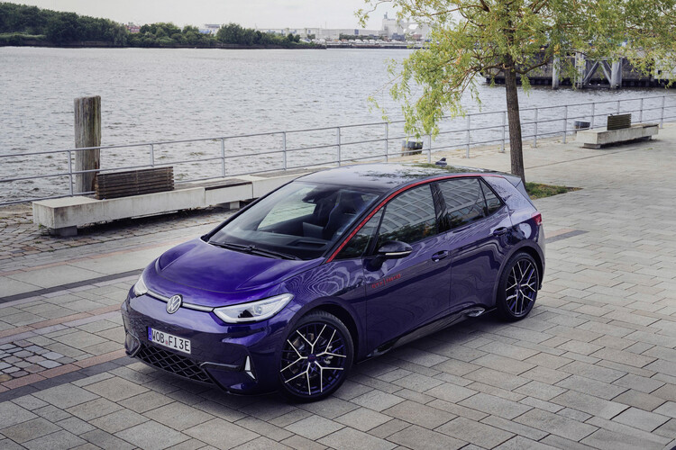 Dobra wiadomość dla fanów Volkswagena: koncepcyjny model ID.3 GTX FIRE+ICE będzie produkowany seryjnie