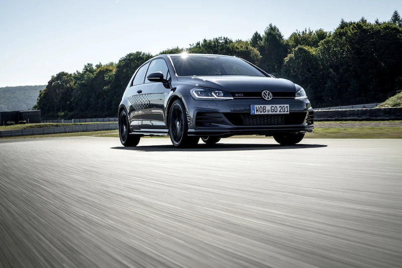 Golf z genami auta wyścigowego: Volkswagen rozpoczął sprzedaż Golfa GTI TCR - 76.