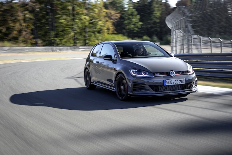 Golf z genami auta wyścigowego: Volkswagen rozpoczął sprzedaż Golfa GTI TCR - 9.