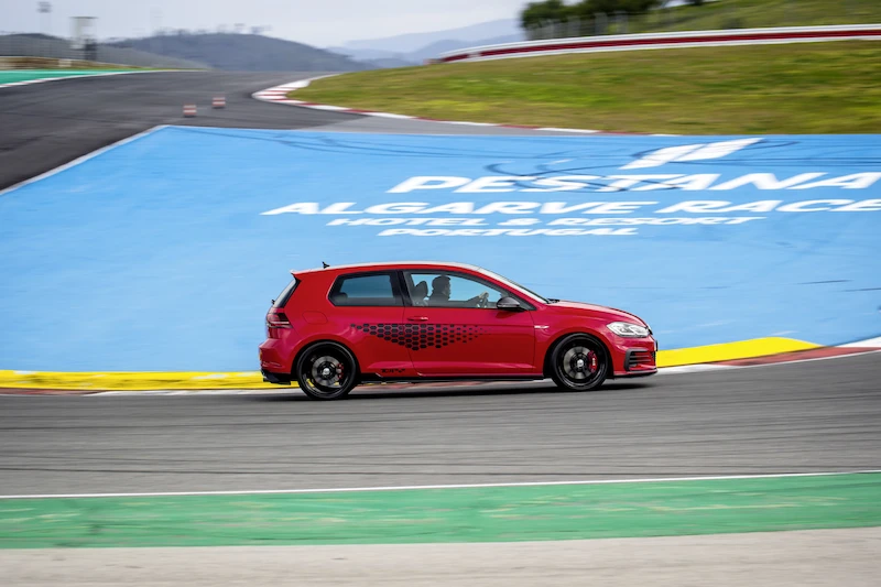 Golf z genami auta wyścigowego: Volkswagen rozpoczął sprzedaż Golfa GTI TCR - 96.