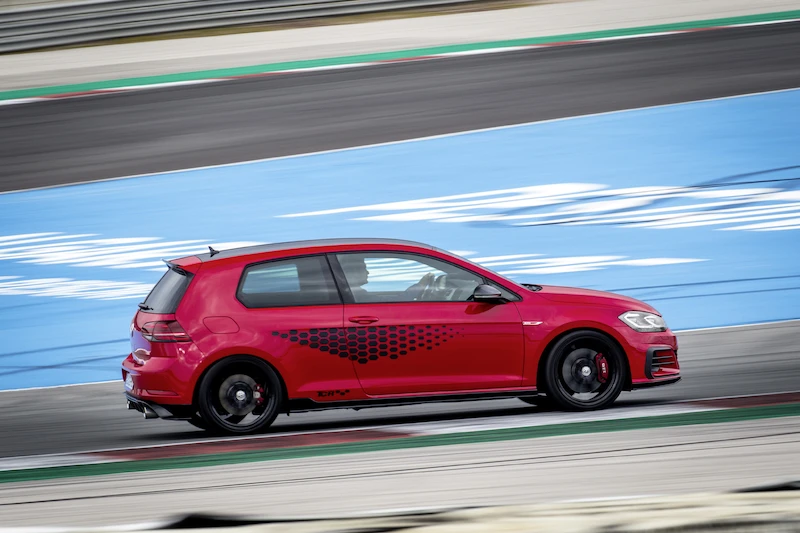 Golf z genami auta wyścigowego: Volkswagen rozpoczął sprzedaż Golfa GTI TCR - 27.