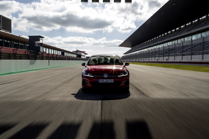 Golf z genami auta wyścigowego: Volkswagen rozpoczął sprzedaż Golfa GTI TCR - 97.