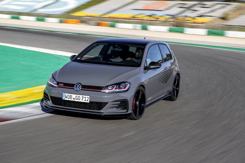 Golf z genami auta wyścigowego: Volkswagen rozpoczął sprzedaż Golfa GTI TCR - 40.