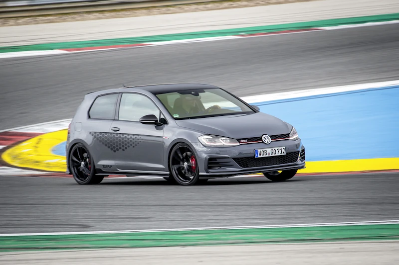 Golf z genami auta wyścigowego: Volkswagen rozpoczął sprzedaż Golfa GTI TCR - 82.