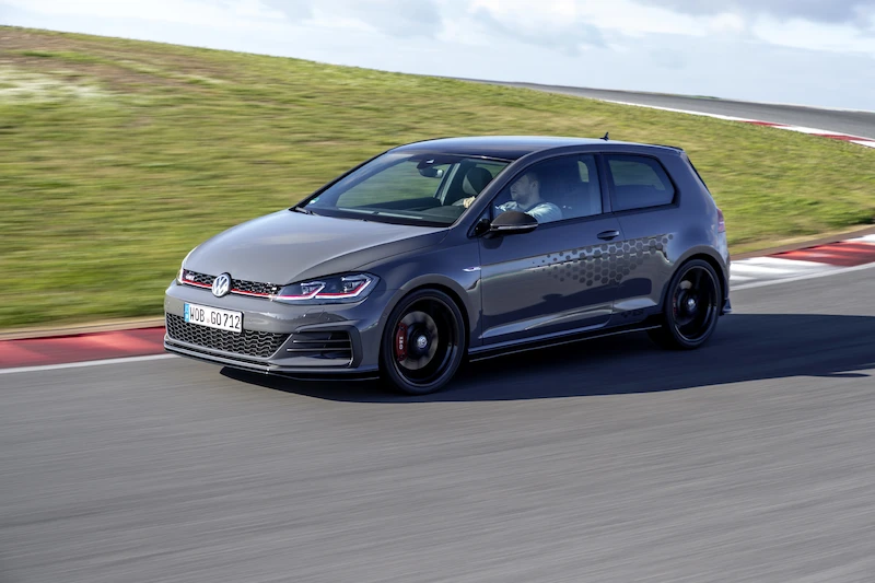 Golf z genami auta wyścigowego: Volkswagen rozpoczął sprzedaż Golfa GTI TCR - 44.