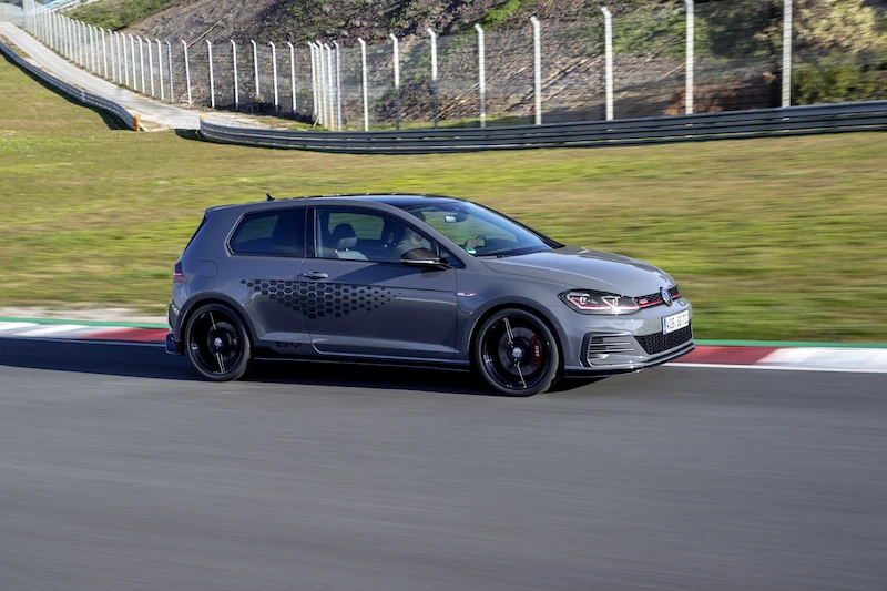 Golf z genami auta wyścigowego: Volkswagen rozpoczął sprzedaż Golfa GTI TCR - 45.
