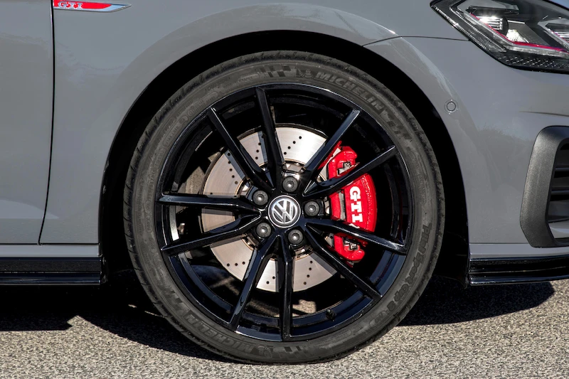 Golf z genami auta wyścigowego: Volkswagen rozpoczął sprzedaż Golfa GTI TCR - 50.
