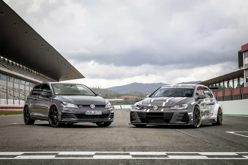 Golf z genami auta wyścigowego: Volkswagen rozpoczął sprzedaż Golfa GTI TCR - 83.